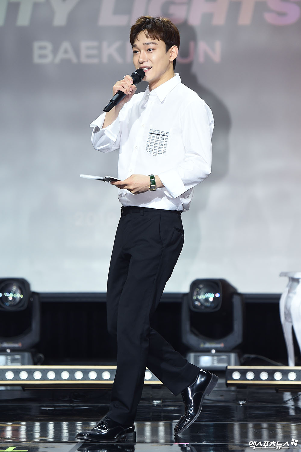 On the afternoon of the 10th, EXO Baekhyuns first solo album City Lights was released at SAC Art Hall in Samseong-dong, Seoul.EXO Chen, who attended MC on the showcase on the day, is greeting.