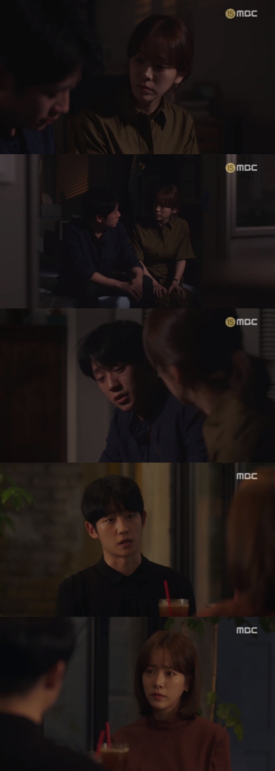 Spring Night Han Ji-min and Jung Hae-in overcame and reconciled the farewell Danger.In the 29th and 30th MBC drama Spring Night broadcasted on the 10th, Yoo JiHo (Jeong Hae-in) and Lee Choi Jung-in (Han Ji-min) overcame the farewell Danger and confirmed each others hearts once again.Will you throw us out too, Choi Jung-in? If you will, its okay now, said Yoo JiHo. What do you mean by that?Whats the matter with you? You dont trust me now? and Yoo JiHo resigned, saying, Im asking if I can believe it. I cant answer it. I see.Lee Jung-in felt sad, and eventually began to worry about his relationship with Yoo JiHo.The next evening, Choi Jung-in met again with Yoo JiHo, and Yoo JiHo said, Im so sorry, but I never thought about it for a moment.How can you abandon us? I am embarrassed to move to my mouth. I never imagined it, but I asked him if he would. Choi Jung-in will abandon us?The frank feeling I received was Is not this Choi Jung-in the same? Yoo JiHo said, I honestly can not remember that I am so frustrated now.Thats why I cant even apologize, excuse or rebuttal, and if I dont want to do it because of my past, as Mr. Choi Jung-in said, I cant be disqualified.So I just did not know that I was out of my inside. Its just that. But Lee Jung-in said, I betrayed the person I met and I showed it to Mr. JiHo. Like Mr. JiHo, I am qualified.I know you dont believe me at all.I know that I am uncomfortable, Yoo JiHo said. I am a person who pushed this Choi Jung-in because I was so bad.The woman who thought so made the hard effort to come to me, but it makes sense that I doubted that mind. Eventually, Lee Jung-in said, Im not JiHo, Im suspicious of me. I thought I could love you like this.But its hard to see Mr. JiHos past pop out for a second. So I know. Im still short.I think I need time to think more about myself. Yoo JiHo said, Ill tell you exactly what Im doing. Dont throw us away. Since then, Choi Jung-in has not contacted Yoo JiHo, and Yoo JiHo has also waited for the contact of Choi Jung-in with the grass dead.Lee Jung-in was disappointed when he did not contact Yoo JiHo, and went to the pharmacy first.At this time, Yoo JiHo was away, and Choi Jung-in waited until Yoo JiHo returned to the pharmacy.Yoo JiHo, who returned to the pharmacy late, was embarrassed to see Choi Jung-in.Lee Choi Jung-in asked, Where are you going? And Yoo JiHo hid the fact that he met Kwon Ki-seok (Kim Jun-han) saying, I have to do something for a while.Earlier, Yoo JiHo was angry when he found out that Kwon Ki-seok had talked to Choi Hyun-soo (Im Hyun-soo) about his relationship with Choi Jung-in, and immediately met Kwon Ki-seok.Lee Choi Jung-in grumbled, I can afford it, I go to see things, without knowing the English language, and Yoo JiHo said, Go somewhere else and talk.I wonder, said Choi Jung-in, Im not buying medicine. I want to squeeze one, and I want to eat it when I feel sick and sick.I do not have it, Yoo JiHo said, kissing Choi Jung-in and telling his heart.In the next trailer, Yoo JiHo and Choi Jung-in were caught trying to get permission to marry Lee Tae-hak (Song Seung-hwan), raising tension in the drama.Photo = MBC Broadcasting Screen