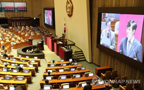 답변하는 이낙연 총리 (서울=연합뉴스) 이진욱 기자 = 이낙연 국무총리가 11일 오후 국회 본회의장에서 열린 교육·사회·문화분야 대정부질문에서 바른미래당 하태경 의원 질의에 답변하고 있다. 2019.7.11 cityboy@yna.co.kr