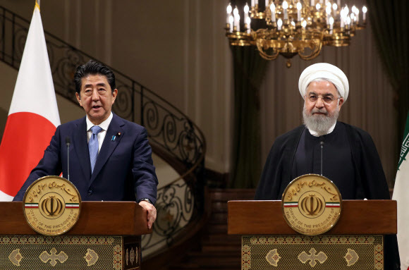 이란을 방문 중이던 아베 신조 일본 총리가 지난달 12일 하산 로하니 이란 대통령과 공동 기자회견을 하는 모습. 테헤란/AFP 연합뉴스