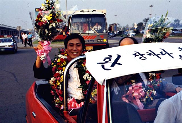 1989년 9월 6일 싱가포르에서 열린 1회 잉창치배(응씨배) 세계프로바둑대회 결승에서 승리하고 귀국한 조훈현 9단이 카퍼레이드를 하고 있다. 차에는 ‘장하다 조훈현’이라고 적힌 플래카드가 달렸다. 그는 2000년 한국일보에 기고한 글에서 “언제 생각해도 감격스럽기만 하다”고 밝혔다. 한국기원 제공