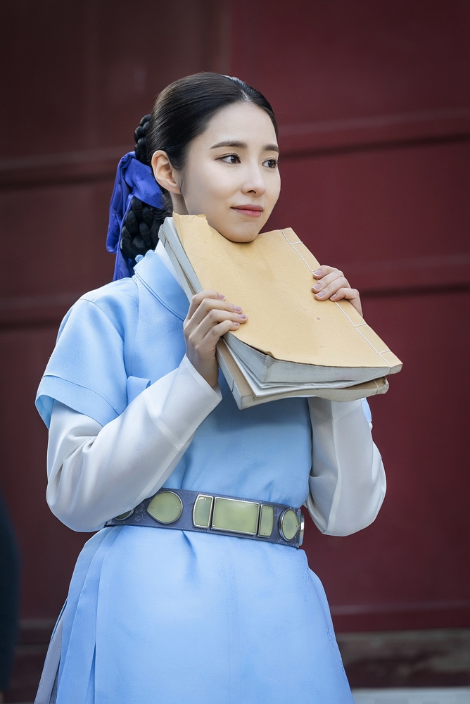 Shin Se-kyung, Jung Eun-woo, Park Ki-woong, Lee Ji-hoon and Park Ji-hyun, who are the main actors of Na Hae-ryung, were released.Shin Se-kyung and Jung Eun-woo, who catch their attention with a smile, are raising their expectations for the first broadcast by raising their smiles with Park Ki-woong, Lee Ji-hoon and Park Ji-hyun.MBCs new tree drama Na Hae-ryung (played by Kim Ho-soo/director Kang Il-soo, Han Hyun-hee/production Chorokbaem Media) scheduled to be broadcast at 8:55 pm on July 17 will be released on the 12th. Hyuns shooting scene behind-the-scenes cut was released.Na Hae-ryung, starring Shin Se-kyung, Jung Eun-woo, and Park Ki-woong, is the first problematic woman in Joseon (Shin Se-kyung) and the Phil Chung of Prince Lee Rim (Jung Eun-woo) with the antiwar mother Solo. Only romance annals.Lee Ji-hoon, Park Ji-hyun and other young actors, Kim Ji-jin, Kim Min-sang, Choi Duk-moon and Sung Ji-ru.First, Shin Se-kyung is showing off his beauty by using a calyx for a book.The neatly arranged hairstyle and the appearance of the blue cadet suit are the Na Hae-ryung appearance itself, and they steal their gaze.Then, Jung Eun-woo, who plays the role of Dowon Daegun Irim, was captured.He has already attracted a lot of girls, and this time he is showing off his warm visuals with Park Ki-woong.In addition, Shin Se-kyung and Jung Eun-woos two shots are captured and collected.Through the monitoring with serious facial expressions and eyes, you can guess how much they are putting into this work.Park Ki-woong, meanwhile, boasts a cute charisma with Um Keun-jin (Strictly Strictly Strictly Strictly Strictly) V compared to the daunting Konryongpo.In addition, Lee Ji-hoons smile makes the viewer feel good endorphins.Park Ji-hyun also raises expectations for the character she will show in the future with an unusual visual that penetrates through the robe.All the actors and staffs, including the five main actors we have looked at so far, are expecting that they are continuing to shoot with consideration and dependence under the leadership of Kang Il-soo and Han Hyun-hee.The new actor Na Hae-ryung said, Five leading actors, former actors and staffs are continuing to shoot pleasantly ahead of the first five days of the first broadcast. I would like to ask for your interest and expectation for the new employee Na Hae-ryung .iMBC  Photos