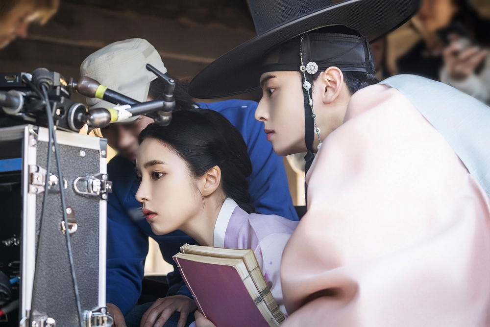 Shin Se-kyung, Jung Eun-woo, Park Ki-woong, Lee Ji-hoon and Park Ji-hyun, who are the main actors of Na Hae-ryung, were released.Shin Se-kyung and Jung Eun-woo, who catch their attention with a smile, are raising their expectations for the first broadcast by raising their smiles with Park Ki-woong, Lee Ji-hoon and Park Ji-hyun.MBCs new tree drama Na Hae-ryung (played by Kim Ho-soo/director Kang Il-soo, Han Hyun-hee/production Chorokbaem Media) scheduled to be broadcast at 8:55 pm on July 17 will be released on the 12th. Hyuns shooting scene behind-the-scenes cut was released.Na Hae-ryung, starring Shin Se-kyung, Jung Eun-woo, and Park Ki-woong, is the first problematic woman in Joseon (Shin Se-kyung) and the Phil Chung of Prince Lee Rim (Jung Eun-woo) with the antiwar mother Solo. Only romance annals.Lee Ji-hoon, Park Ji-hyun and other young actors, Kim Ji-jin, Kim Min-sang, Choi Duk-moon and Sung Ji-ru.First, Shin Se-kyung is showing off his beauty by using a calyx for a book.The neatly arranged hairstyle and the appearance of the blue cadet suit are the Na Hae-ryung appearance itself, and they steal their gaze.Then, Jung Eun-woo, who plays the role of Dowon Daegun Irim, was captured.He has already attracted a lot of girls, and this time he is showing off his warm visuals with Park Ki-woong.In addition, Shin Se-kyung and Jung Eun-woos two shots are captured and collected.Through the monitoring with serious facial expressions and eyes, you can guess how much they are putting into this work.Park Ki-woong, meanwhile, boasts a cute charisma with Um Keun-jin (Strictly Strictly Strictly Strictly Strictly) V compared to the daunting Konryongpo.In addition, Lee Ji-hoons smile makes the viewer feel good endorphins.Park Ji-hyun also raises expectations for the character she will show in the future with an unusual visual that penetrates through the robe.All the actors and staffs, including the five main actors we have looked at so far, are expecting that they are continuing to shoot with consideration and dependence under the leadership of Kang Il-soo and Han Hyun-hee.The new actor Na Hae-ryung said, Five leading actors, former actors and staffs are continuing to shoot pleasantly ahead of the first five days of the first broadcast. I would like to ask for your interest and expectation for the new employee Na Hae-ryung .iMBC  Photos