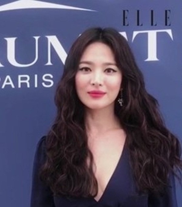 Song Hye-kyo, who attended a cosmetics brand event held in Sanya, Hainan Province, China on June 6, appeared on the official SNS of Elle Hong Kong on the 12th.Song said, Hello, Elle Hong Kong readers. Song Hye-kyo. Im in Monaco now.I am happy to spend time with such a wonderful jewelery and I am honored to be able to introduce you. In the video, he showed off his elegant figure with long hair with a wave. A shiny ring catches his eye.Song Hye-kyo is reportedly filing for divorce with Actor Song Joong-ki on the 27th of last month. The reason for the divorce is due to the difference in personality, and both of them are in the final stage of divorce.Song Hye-kyo left the country on the 4th to digest his overseas schedule.