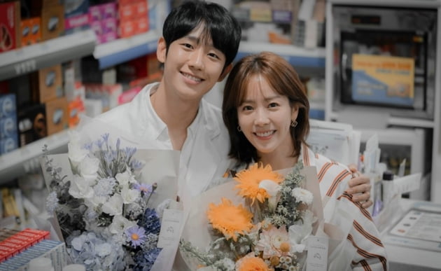 Three actors, Han Ji-min (played by Lee Chung-in), Jung Hae-in (played by Yoo Ji-ho) and Kim Joon-han (played by Kwon Ki-seok), of MBCs tree mini series Spring Night (directed by Ahn Pan-seok/playplayed by Kim Eun/Produced by JS Pictures), who received a lot of sympathy with emotional melodies and realistic ambassadors, delivered their final message.Han Ji-min, who showed a new character named Choi Jung-in in a delicate and emotional performance on the last broadcast on the 11th, said, I met a new style character that I have not done so far and I was able to learn a lot from Choi Jung-in and take a step forward.Jeong Hae-in also said, I am very grateful to the actors who have played hard in the field since March and the staff who have filmed.Especially, I am grateful to the director who made it easy to play in the field and the writer who gave me a good article, and I am very grateful to Choi Jung-in who was with me. Kim Joonhan said, I personally learned and felt a lot through this work.I was really grateful and happy to be with the excellent staff and actors including director Ahn Pan-seok.I think I will miss the scene a lot. He expressed his affection for spring night .In addition, I thank the viewers who have sent us unlimited interest and love for our work, and I will be an actor who will work harder thanks to that love. On the other hand, the MBC tree mini series Spring Night, which received the hot love of the house theater, created a melodrama of different life through calm emotions and realistic ambassadors that came like spring, ended on the 11th.Shin Se Kyung - Cha Eun-woos New Entrepreneur Koo Hae-ryong will be broadcasted at 8:55 pm on the 17th as a follow-up to Spring Night.Goodbye Spring Night, Han Ji-min - Jung Hae-in - Kim Joon Apologies