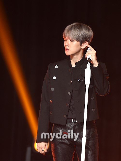 Group EXO Baekhyun will release the solo stage on the 12th broadcast.Baekhyun started KBS 2TV Music Bank on the day, Yoo Hee-yeols sketchbook, MBC show on the 13th!Music center and SBS popular song on the 14th, and will show the stage of the first solo album title song UN Village.Baekhyuns title song UN Village is a romantic R & B song that combines groovy beat and string sound.Well-made music with sensual lyrics and sweet vocals of Baekhyun were combined.Baekhyuns first mini-album, City Lights (City Lights), has surpassed 400,000 pre-orders since its release, making his solo comeback a high-profile reality.
