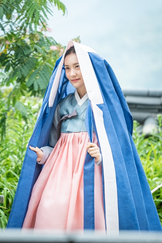 Shin Se-kyung, Jung Eun-woo, Park Ki-woong, Lee Ji-hoon and Park Ji-hyun, who are the main actors of Na Hae-ryung, were released.Shin Se-kyung and Jung Eun-woo, who catch their attention with a smile, are raising their expectations for the first broadcast by raising their smiles with Park Ki-woong, Lee Ji-hoon and Park Ji-hyun.MBCs new tree drama Na Hae-ryung (played by Kim Ho-soo/director Kang Il-soo, Han Hyun-hee/produced Green Snake Media) scheduled to be broadcast on July 17 at 8:55 pm, will be released on the 12th. The cut was released.Na Hae-ryung, starring Shin Se-kyung, Jung Eun-woo, and Park Ki-woong, is the first problematic woman in Joseon (Shin Se-kyung) and the Phil Chung of Prince Lee Rim (Jung Eun-woo) with the antiwar mother Solo. Only romance annals.Lee Ji-hoon, Park Ji-hyun and other young actors, Kim Ji-jin, Kim Min-sang, Choi Duk-moon and Sung Ji-ru.First, Shin Se-kyung is showing off his beauty by using a calyx for a book.The neatly arranged hairstyle and the appearance of the blue cadet suit are the Na Hae-ryung appearance itself, and they steal their gaze.Then, Jung Eun-woo, who plays the role of Dowon Daegun Irim, was captured.He has already attracted a lot of girls, and this time he is showing off his warm visuals with Park Ki-woong.In addition, Shin Se-kyung and Jung Eun-woos two shots are captured and collected.Through the monitoring with serious facial expressions and eyes, you can guess how much they are putting into this work.Park Ki-woong, meanwhile, boasts a cute charisma with Um Keun-jin (Strictly Strictly Strictly Strictly Strictly) V compared to the daunting Konryongpo.In addition, Lee Ji-hoons smile makes the viewer feel good endorphins.Park Ji-hyun also raises expectations for the character she will show in the future with an unusual visual that penetrates through the robe.All the actors and staffs, including the five main actors we have looked at so far, are expecting that they are continuing to shoot with consideration and dependence under the leadership of Kang Il-soo and Han Hyun-hee.kim myeong-mi