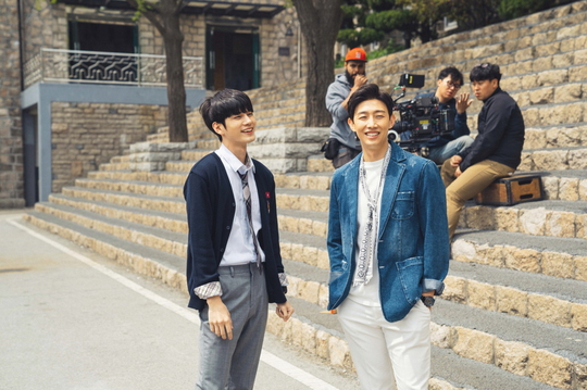 The behind-the-scenes cut of The Moment of the Open was released.JTBCs new monthly drama, The Eighteen Moments (directed by Shim Na-yeon, the playwright Yoon Kyung-ah, the drama house and Keith), which will be broadcasted for the first time on July 22, released a behind-the-scenes cut of the flower-smile-intensive filming site on the 12th, ten days before the first broadcast.The eighteen-minute is an emotional youth that looks into the world of pre-youth, which is precarious and immature.Eighteen, who are caught up in a whirlwind of emotions even in a small thing, bring real and deep moments that would have passed by everyone, giving a deep sense of emotion and deep empathy.I can feel the extraordinary teamwork in a pleasant and warm atmosphere, as I always laugh at the scene of the 18-minute film that I watched from the photo released on the day.The sunny smile of Ong Sung Woo and Kim Hyang Gi, who are preparing for shooting, makes me feel excited.Shin Seung-hos boyish eyes, which are stripped of his dark charisma, cause a simkung. Kang Ki-young, who looks soft and warm, attracts attention.Unlike the atmosphere in the teaser video that stimulated deep emotions, the playful Ong Sung Woo and Kim Hyang Gi are 18 boys and girls themselves.This is why the two people who have stimulated their excitement from the first meeting are looking forward to the 18 Moments to be drawn. The synergy of the actors that cause healing in the subsequent photos is also brilliant.Kim Hyang Gi and Shin Seung-hos best friend mode, who are divided into old friends, give a warm heart, and the cheerful appearance of Ong Sung-woo and Kang Ki-young, who are in the story of the story, make a smile.From the clean chemistry of young actors that emit fresh charm to the special priest chemistry that I have never seen before, expectations for the first broadcast are getting hotter.The producers of Eighteen Moments said, Even if you look at Ong Sung-woo, Kim Hyang Gi, Shin Seung-ho, and Kang Ki-young, you will find viewers with differentiated emotions.Those who have different stories will constantly stimulate each other and grow together, he said, raising expectations.Park Su-in