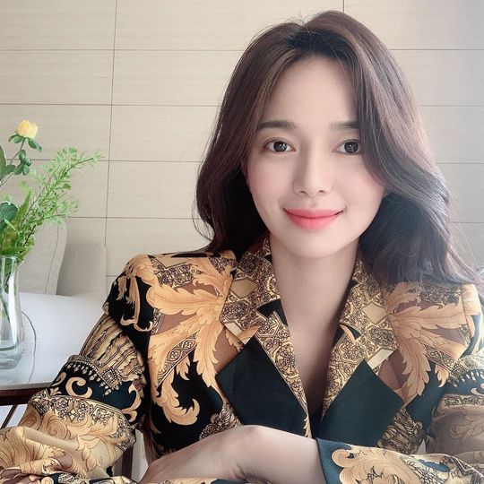 Actor Lee Elijah flaunts beautiful beautyLee Elijah posted a picture on his Instagram page on July 12.Lee Elijah, in the open photo, is perfectly digesting a colorful pattern of jacket and showing off his extraordinary visuals, especially his own lovely eyes that make fans feel excited.Park So-hee