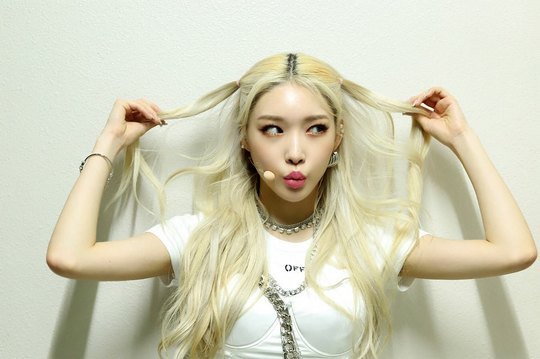 Chungha showed the blond goddess aspect.Singer Chungha posted two photos on the official Instagram on July 12.He is wearing a stage costume and touching his hair, and he smiles brightly and smiles at the mother of the viewers while making a playful look.han jung-won