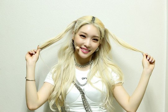 Chungha showed the blond goddess aspect.Singer Chungha posted two photos on the official Instagram on July 12.He is wearing a stage costume and touching his hair, and he smiles brightly and smiles at the mother of the viewers while making a playful look.han jung-won