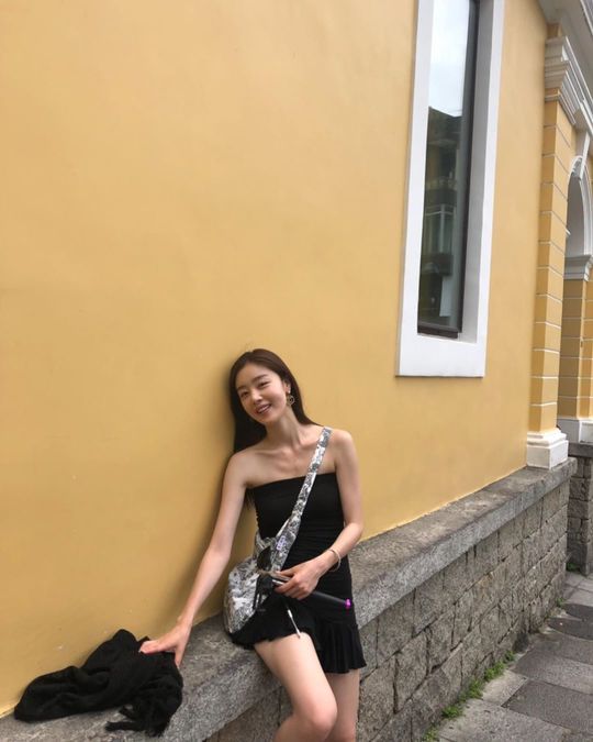 Actor Han Sun-hwa from Group Secret released a photo of Macau travel.Han Sun-hwa posted a picture on his Instagram page on July 12.The photo shows Han Sun-hwa in an off-shoulder dress, smiling brightly at the camera, her skinny body catching her eye.Fans who encountered the photos responded to selfish body, too pretty and real goddess.delay stock