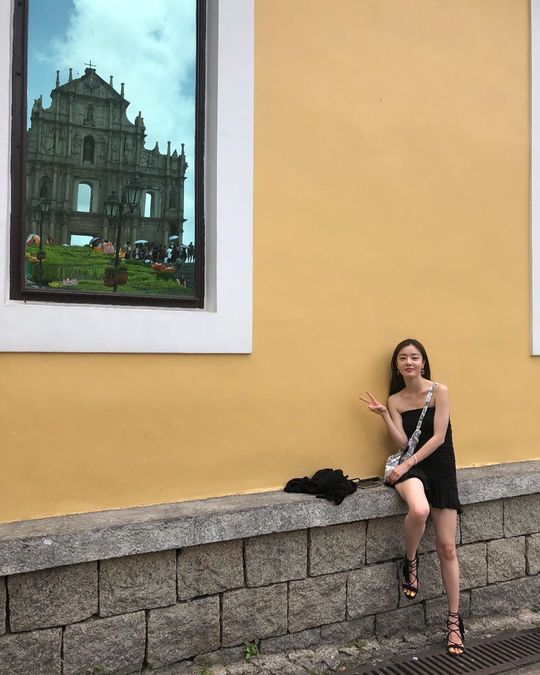 Actor Han Sun-hwa, a former group secret, has released a photo of his trip to Macau.Han Sun-hwa posted a photo on his Instagram page on July 12.Inside the photo was a picture of Han Sun-hwa in an off-shoulder dress; Han Sun-hwa smiles brightly at the camera.Han Sun-hwas skinny figure catches the eye without a single sloppy look.Fans who encountered the photos responded to selfish body, too pretty and real goddess.Han Sun-hwa appeared in the recent OCN drama Save Me 2delay stock