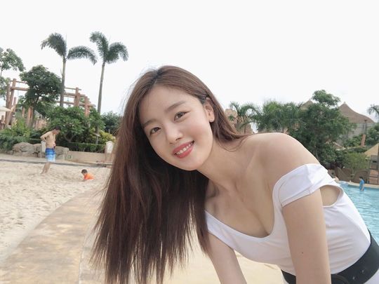 Han Sun-hwas swimsuit figure has been unveiled.Actor Han Sun-hwa posted a picture on his instagram on July 12 with an article entitled I am a good person in my fortune.The photo shows Han Sun-hwa smiling brightly in a white swimsuit. The innocent yet sexy figure attracts attention.kim myeong-mi