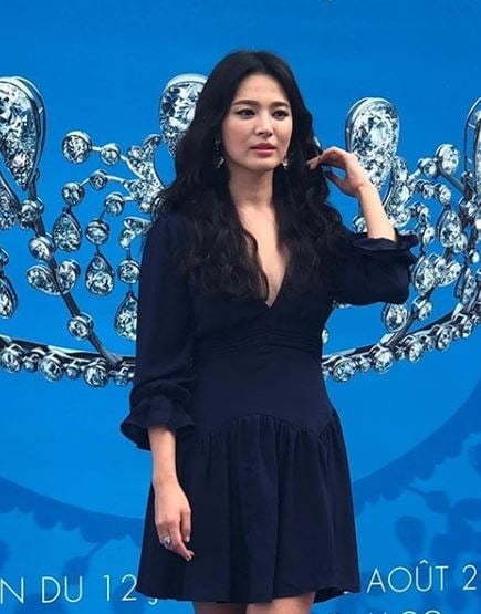 Hello, Elle Hong Kong readers. Song Hye-kyo, he said. Im in Monaco now.I am happy to spend time with a wonderful jewelery, and I am honored to be able to introduce you. Song attended the jewelry brand event in Monaco, where she posed in a dress with long wave hair and a line of breasts.Song Hye-kyo went on official activities nine days after the divorce announcement. On the 6th, he attended the promotion of the cosmetics brand Sulhwasu held at the duty-free shop in Hainan, China.Song Joong-ki, 34, an ex-husband, also started filming the movie Win Riho on May 5, the first SF film set in the nations first space.Song Joong-ki does everything that is money, but he always knows the role of the problematic pilot Taeho of Seung-ho, who is a believer.Cho Sung-hee (40), director and Wolf Boy, have met again in seven years and expectations are growing.Song Joong-ki and Song Hye-kyo developed into lovers through KBS 2TV drama Dawn of the Sun (2016). They broke down in October 2017 after a wedding in October, 2017.Song Joong-kis legal representative, the plaza, announced on the 27th of last month that I received an application for divorce settlement on behalf of Song Joong-ki and the Seoul Family Court on the 26th.Song Hye-kyos agency also said, Song Hye-kyo is in the process of divorce after careful consideration with her husband. The reason is that the two sides can not overcome the difference between the two sides.