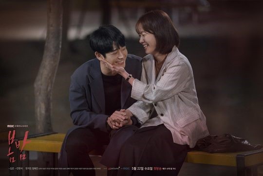 I can not erase the sense of deja vu that I saw somewhere, but I had to be against it.Ahn Pan-seok, actor Han Ji-min, and Jung Hae-in showed a unique melodic sensibility with Spring Night and made viewers drunk in spring night.MBC Wednesday-Thursday Evening drama Spring Night (playplayed by Kim Eun, directed by Ahn Pan-seok) ended with 32 episodes (last episode) which aired on the night of the 11th.On the day of the show, Lee Jung-in (Han Ji-min) and Yoo Ji-Ho (Jeong Hae-in) reconciled.The two of them ended the story with a happy moment at the pharmacy of Jiho as they met for the first time.The first broadcast of Spring Night on May 22 is a melodrama depicting the love of two people, Lee Jung-in and Yoo Ji-Ho, in the background of spring night as the title.Han Ji-min and Jeong Hae-in met two popular actors and Kim Eun, a director of the JTBC drama Beautiful Sister Who Buys Bob (hereinafter referred to as Pretty Sister), which was very popular last year, gathered expectations from the beginning with the work that the artist and director Ahn Pan-seok will show together again.It was also the first drama MBC organized in the 9th night, and it was a work that made me expect change in terms of composition.Is it because the expectation was too great? At the beginning of the broadcast, Spring Night left a regret for viewers.It is pointed out that it seems to see the same drama again because it is similar to pretty sister in that it is the same as the production team as well as the male protagonist.In addition, viewers who have not been able to adapt to the changed time of the program have complained about the inconvenience of the broadcast shooter.In the early days of the broadcast, Spring Night showed an audience rating of around 4% (hereinafter based on Nielsen Korea nationwide), which was below expectations.However, the drama was unfolded in earnest and the atmosphere was reversed.Lee Jung-ins emotions, which felt irritated by his loosening relationship with his long-time lover, added to his sense of reality. After the movie Mitsubac and the JTBC drama Snowy, Han Ji-mins emotional performance has been steadily driving the emotional transfer of female viewers.In addition, Jung Hae-in has released the complex mind of Single Daddy Yoo Ji-Ho with a deeper sensibility.When the audience began to immerse themselves, the similarity between Pretty Sister and Spring Night was accepted as a color that only Kim Eun and director Ahn Pan-seok can show.In addition, Kim Eun has unraveled the actual emotional lines and events, including the complicated hearts of women who are about to marry in Korea as of 2019, and the situation of Lee Seo-in (Lim Sung-eon), who is suffering from domestic violence.Here, director Ahn Pan-seoks unique soft screen texture, directing without interrupting emotions, and delicateness that matches the situation of the person to one of the props and movements made the sensibility of spring night.In the end, Spring Night ended up as a work with a solid mania floor, although the audience rating remained at 9%, but remained high throughout the middle and late.In addition, the achievement of Spring Night made MBC change in the 9th night, leaving the recognition that it is possible to watch Wednesday-Thursday evening drama.It started in late spring and ended in midsummer, but viewers are still drunk in the mood of spring night. Ahn Pan-seoks melodrama, Han Ji-min and Jeong Hae-ins performance are significant achievements.