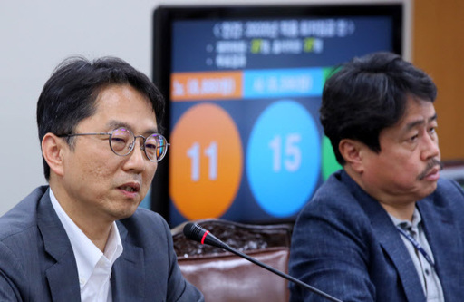 2020년 적용 최저임금이 올해보다 2.9% 오른 시간당 8천590원으로 결정됐다. 박준식 최저임금위원장(왼쪽)과 권순원 숙명여대 경영학부 교수가 12일 세종시 정부세종청사 최저임금위원회 전원회의실에서 투표결과를 배경으로 브리핑하고 있다.연합뉴스