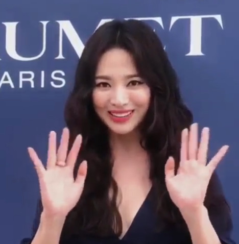 Actor Song Hye-kyo (38), who reported on his divorce with Actor Song Joong-ki (34), is drawing attention as the recent situation is revealed.Fashion magazine Elle Hong Kong posted a video on the official SNS on the 11th, saying, Song Hye-kyo appeared in Monaco to attend the jewel event.In the video, Song Hye-kyo wore a dress with a long wave head and emanated a deadly beauty.Song Hye-kyo said, Hello, Song Hye-kyo, and explained, I am in Monaco now.Song said, I am happy to spend time with such a wonderful jewelery. I am honored to introduce you.Song Hye-kyo, who married Song Joong-ki in October 2017, reported the divorce news on the 27th of last month, and is currently in the process of divorce and plans to finish it in August.Song Hye-kyo said that the reason for the divorce was a personality difference, and said, I will repay you with a better appearance in the future.