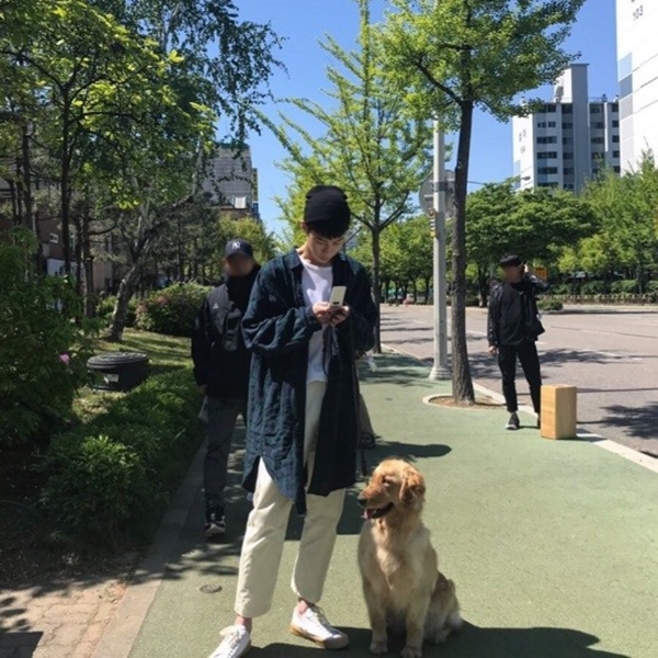 Actor Lee Jae-wook has released a photo of him with his dog.On the 12th, Lee Jae-wook posted a short article titled Our Sears by posting a photo taken with a puppy during the filming of the TVN drama Lets Enter a Search Word WWW (playplayplay by Kwon Do-eun and director Jung Ji-hyun).The puppy in the photo appeared in the 9th episode in Enter the search word WWW as the role of Sul-yi that Seol Ji-hwan (Lee Jae-wook) had raised in the past.In the open photo, Lee Jae-wook is taking a natural pose by looking at his cell phone next to his puppy.Lee Jae-wook is currently playing the role of unknown actor Seol Ji-hwan in WWW Enter Search Word.