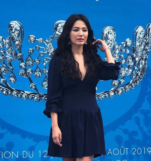 Song Hye-kyo, Teen Days After Divorce Continues...Beautiful Looks Showed With an Extravagant V-neck Actor Song Hye-kyo is showing off the current status of boasting beautiful looks.On the 11th, fashion magazine Elle Hong Kong and Harpers Bazaar Hong Kong released photos and videos of Song Hye-kyo on the official SNS.Song Hye-kyo was reported to have attended the Jewelry event in Monaco, France, as an Asian Ambassador.Im in Monaco, Im happy to be with a wonderful Jewelry, Song Hye-kyo said in the public footage.Song Hye-kyo, with long wave hair, captivates the eye as she flaunts her unwaveringly beautiful beautiful look in a deep-pinned V-neck dress.Song Hye-kyo and Song Jung-ki announced on the 27th of last month that they had applied for a divorce adjustment through the media, and said, I decided to finish my marriage after careful troubles.