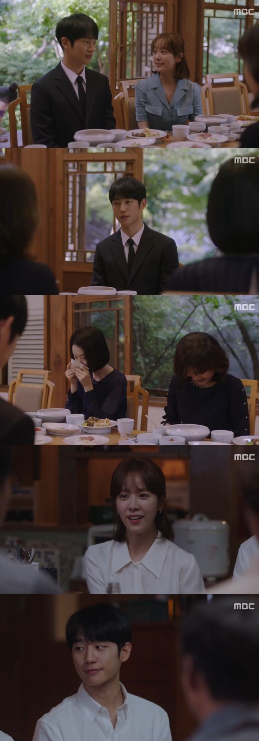 When Rocoquin and Rocoking met, Han Ji-min set up a table reality romance that made happy endings.In the last episode of MBCs Spring Night broadcast on the 11th, Choi Jung-in (Han Ji-min) and JiHo (Jung Hae-in) were shown promising to marry.While Choi Jung-in was trying to establish a meeting place with JiHo, JiHo asked, I want to go with Jung Eun-woo.Choi Jung-in looked at JiHos inner heart and accepted it with pleasure.In addition to the sentence, Jae-in and Seo-in joined the party. Seo-in asked, What kind of heart did you endure? Seo-in is currently pregnant and is in divorce.JiHo said, Jung Eun-woo is my child. He lives in the world looking at me, but he cant collapse. So can Choi Jung-inI have believed in one of them, but I have to protect them no matter what. So Seoin, as well as Hyung-sun and Choi Jung-in, wept, and especially Hyung-sun said, I was embarrassed to hear that I was bringing a child. I was impressed by this expression.I am a parent, he said.But the sentence was expected, but Choi Jung-in warned that Father has a long way to go. JiHo said, Im getting ready.Im fine, but I dont think its going to be hard for Choi Jung-inChoi Jung-in said, I can do it well, Ill get through it. Ill wait as long as I can, and Ill keep in mind what my mother said.Something that I never thought of could happen and I could have regrets. But its okay. Ill have Mr. JiHo next to me.Even if its hard, youll be happy again soon.When Jung Eun-woo asked, Are you my mother?, Choi Jung-in replied, Yes, Jung Eun-woo will be a mother.In JiHos words that I would do well, Choi Jung-in said, No, we will do well.Choi Jung-in then met JiHos parents and promised Jung Eun-woo that he would do his best.Spring Night, which shook the room with a sensational romance full of spring mood and excitement, was greeted by Happy Endings.