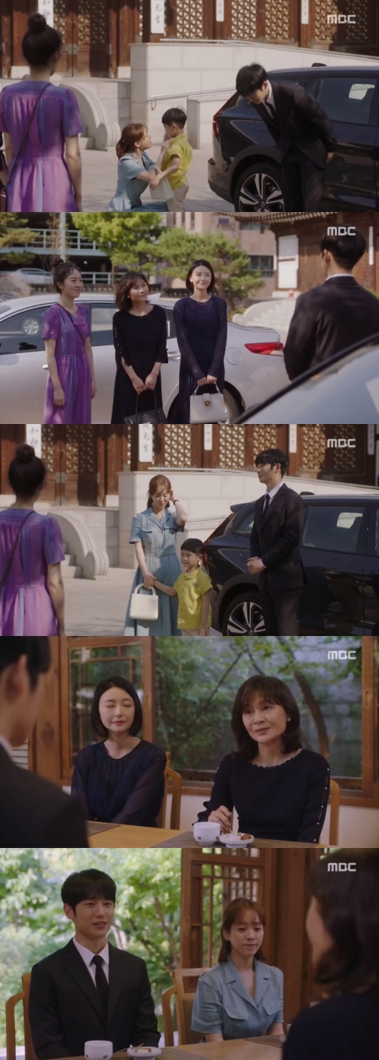 Spring Night Jung Hae-in and Han Ji-min have drawn a calm and happy daily life through their love of each other.In the 31st and 32nd MBC drama Spring Night broadcast on the 11th (final meeting), Yoo JiHo (Jeong Hae-in) and Lee Choi Jung-in (Han Ji-min) promised to marry and were shown waiting for Lee Tae-hak (Song Seung-hwan)s permission.On this day, Yoo JiHo said of the trauma caused by the past, I do not know exactly when it is, when Jung Eun-woo starts to meet me with my eyes.I had to endure it. I controlled myself. In the meantime, my life, my actions, my words. Even my thoughts. Furthermore, Yoo JiHo said, If you never thought of the day or the woman who gave birth to Jung Eun-woo, its a lie, but its hard to believe, but theres really no emotion.Sometimes it was sad.I can not keep up with the day I was drunk, said Choi Jung-in, Jung Eun-woo also said, but I would like to comfort Mr. JiHo himself.Yoo JiHo was thrilled to say, Thank you, and Choi Jung-in expressed his sorryness, saying, Thank you, I would have been sad, but you understood my heart.However, Lee Choi Jung-in made Yoo JiHo write a memorandum stating that he would only drink once a month, and said, Absolutely abstinence.I can not marry Choi Jung-in in case of violation. Since then, Yoo JiHo and Choi Jung-in have introduced each other to their families and slowly prepared for marriage.Yoo JiHo took Yoo Eun-woo (Hian) to meet Shin Hyung-sun (Gil Hae-yeon), and Lee Seo-in (Lim Sung-eon) and Lee Jae-in (Ju Min-kyung) welcomed Yoo JiHo and Yoo Jung Eun-woo.The new line predicted that Choi Jung-in is going to have a long way to go, and Yoo JiHo said, I am getting ready.I am okay, but Choi Jung-in is going to be hard. Lee Choi Jung-in said, I will get through it well. I will wait as long as I can and I keep in mind what my mother said.Something that I never thought of could happen, and I could have regrets. But its okay. Ill have Mr. JiHo next to me.I will be happy again soon as I pour it all to Mr. JiHo and get comforted. Lee Jung-in also had a genuine conversation while drinking at the house of Yoo Nam-soo (O Man-seok) and Jung-young Kim.Lee Choi Jung-in said, I like JiHo more. Ill tell you this before I get drunk. I know youre worried. But I hope youre less.I will be pretty while caring for each other, and I will do my best to Jung Eun-woo as much as I can, and Jung-young Kim finally shed tears.In particular, Yoo JiHo and Choi Jung-in waited for Lee Tae-haks permission without hurrying to marry, enjoyed happy daily life and built trust in each other firmly.Yoo JiHo sent a message to Lee Jung-in while working and said, Thank you for coming to me.Lee Choi Jung-in also replied, One spring brought Mr. JiHo.Photo = MBC Broadcasting Screen