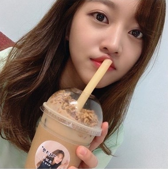 Actor Cho Bo-a was impressed by Jang Hyuks coffee tea gift.On July 13, Jo Bo-ah posted photos and videos on his instagram with the article Wapple Ice Cream, Jory Pong Latte.The photo shows Jo Bo-ah, who reveals his unique lovely beauty and leaves a coffee gift certification shot by Jang Hyuk.Joe Boa in the subsequent video is laughing and emitting the charm of beagle.Park So-hee