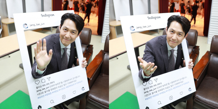 Actor Lee Jung-jae has released a shot of the shooters shot of the Aide full of charm.In the public authentication shot, Lee Jung-jae is staring at the camera with a panel reminiscent of the SNS of Jang Tae-joon, the character of the play.Especially, it shows the charm of reversal with the appearance of charismatic aide in the drama and the mischievous aspect which is quite different.Thank you for watching the drama Aide, he said through the panel in the photo.Please expect a lot of Jang Tae-joon to return to Season 2. He also raised the expectation of viewers about Season 2 of the Advisor.JTBC gilt drama <Advisor> Season 1 will end on the 13th. <Advisor> Season 2 will be aired in November.