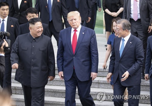 함께 나오는 남북미 정상 함께 나오는 남북미 정상      (판문점=연합뉴스) 배재만 기자 = 문재인 대통령과 북한 김정은 국무위원장, 도널드 트럼프 미국 대통령이 30일 오후 판문점 남측 자유의 집을 나서며 얘기를 나누고 있다. 2019.6.30 scoop@yna.co.kr