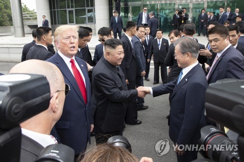 악수하는 남북, 그리고 트럼프 악수하는 남북, 그리고 트럼프      (판문점=연합뉴스) 배재만 기자 = 문재인 대통령과 북한 김정은 국무위원장이 30일 판문점 남측 자유의 집 앞에서 만나 악수하고 있다. 왼쪽은 트럼프 미국 대통령. 2019.6.30 scoop@yna.co.kr