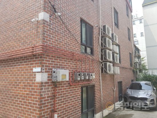 서울 관악구 신림동 한 원룸 건물의 반지하와 2층 창문에는 방범창이 아예 달려있지 않았다. 건물 외벽에는 에어컨 실외기와 가스 배관이 달려 이어 침입이 가능해 보였다.