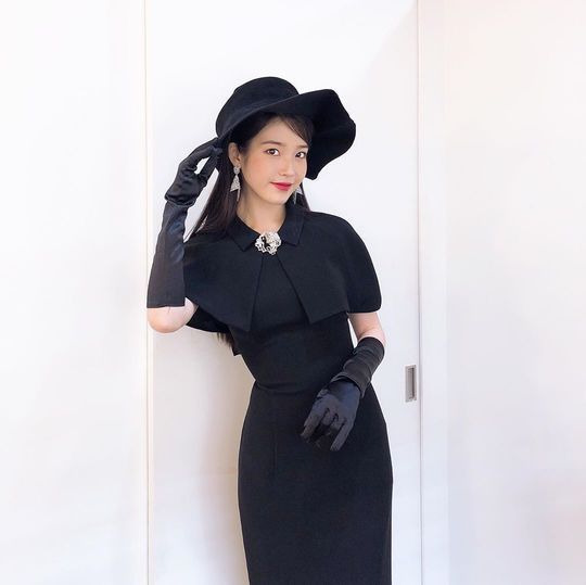 Singer and actor IU (Lee Ji-eun) boasted a cute beauty.On July 14, IU posted a picture on his instagram with an article entitled Hotel Deluna Jang Man-wol.The photo shows IU wearing purple costumes and a huge hat. IU stares at the camera with alluring eyes.In another photo, the refreshing beauty of the winking IU catches the eye.The fans who responded to the photos responded such as My sister was so beautiful, It is really the best, I love you, Mr. Manwol.delay stock