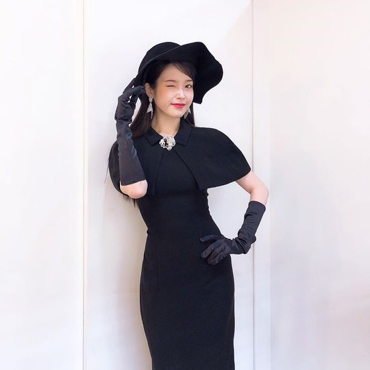 Singer and actor IU (Lee Ji-eun) boasted a cute beauty.On July 14, IU posted a picture on his instagram with an article entitled Hotel Deluna Jang Man-wol.The photo shows IU wearing purple costumes and a huge hat. IU stares at the camera with alluring eyes.In another photo, the refreshing beauty of the winking IU catches the eye.The fans who responded to the photos responded such as My sister was so beautiful, It is really the best, I love you, Mr. Manwol.delay stock