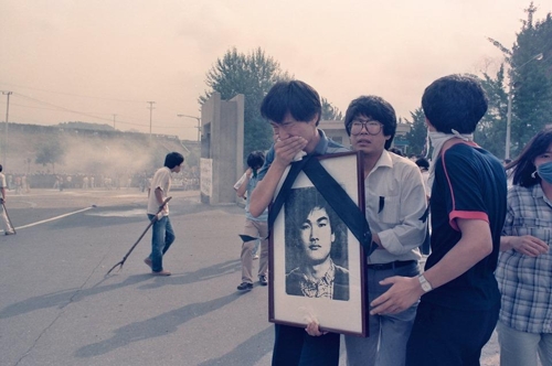 1987년 7월8일 시위에 참가한 우상호 의원 등 당시 학생들 [주리시 교수 촬영·이한열기념사업회 제공]