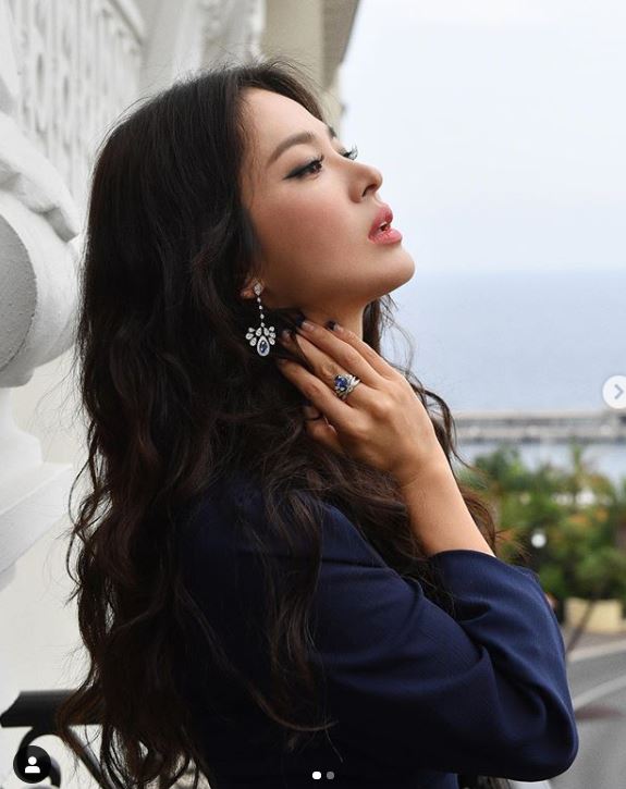 On the 15th, French jewelery brand Shome posted a picture of Song Hye-kyo on the official SNS.Song Hye-kyo attended the opening party and gala dinner of the brand in Monaco as an Asian ambassador.Song Hye-kyo in the photo boasted unwavering beauty. Long wave hair and smokey eye make-up attracted attention.Park Young-sik, a lawyer for Song Hye-kyos law firm at the time, said, Song Hye-kyo and Song Joong-ki agreed to divorce, and accordingly they received an application for divorce settlement at the Seoul Family Court for the divorce process.The two sides have already agreed to divorce, the lawyer said. We are only in the process of adjusting.Earlier, the two developed into lovers in the wake of the drama Dawn of the Sun (2016), and signed a one-hundred-year contract in October 2017.At that time, the birth of a Korean star couple gathered topics, but the marriage was broken in a year and eight months.Song Hye-kyo is attending Fever Day at brand Events held in China and Monaco after the divorce announcement.