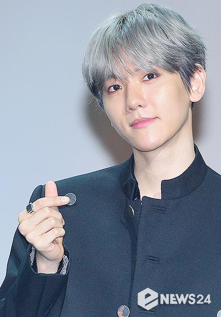 Group EXO member Baekhyun topped the weekly record charts with his first solo album, City Lights.This album, which proved high interest by exceeding 400,000 pre-orders before its release, once again confirmed the power of Baekhyuns power by climbing to the top of various domestic chart charts such as Hanter chart and HotTrax.In addition, this album, which was released on the 10th, has gained global popularity by ranking first in 66 regions around the world on the iTunes top album chart, and first in Chinas largest music site QQ Music and Cougu Music album sales chart.In addition, Baekhyun appeared on various music programs on the 13th and 14th, and gave the title song UN Village stage, and focused attention on viewers with sweet vocals and sensual stage.Meanwhile, Baekhyun will hold EXOs fifth solo concert EXO PLANET # 5 - EXploration - (EXO Planet # 5 - Exploration -) at KSPO DOME in Seoul Olympic Park for a total of 6 days from 19th to 21st and 26th to 28th.
