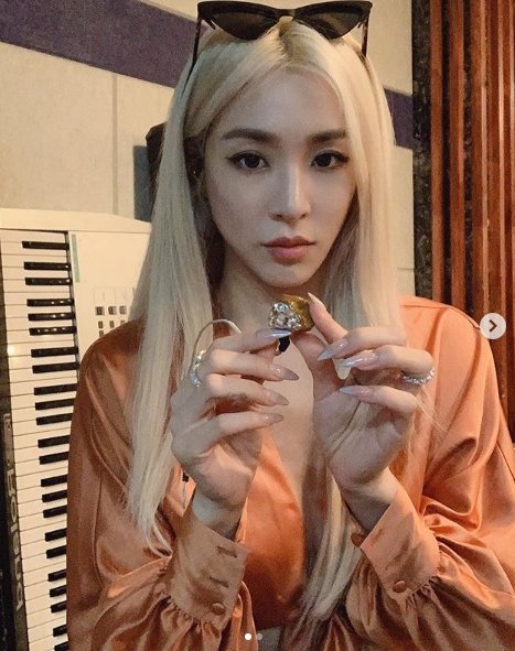 Tiffany made a different transformation.Singer Tiffany posted a photo of Seoul-Bangkok concert and North American tour through his SNS on the 15th.In the open photo, Tiffany is wearing a sexy blouse and showing off her body, and she is wearing sunglasses over her blonde hair and radiating sophistication.Especially, the long nails like witches attract attention.On the other hand, Tiffany is changing its name to Tiffany Young and released a Korean remix version of EP album Lips On Lips and digital single Runaway this year.After his contract with SM Entertainment ended in 2017, he is doing solo work in the United States.Photo: Tiffany SNS