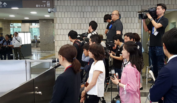 일본 정부의 한국 수출 규제 강화 조처 관련한 양국 과장급 실무회의가 열린 12일 오후 취재진이 한국대표단이 들어서는 모습을 취재하고 있다. 연합뉴스