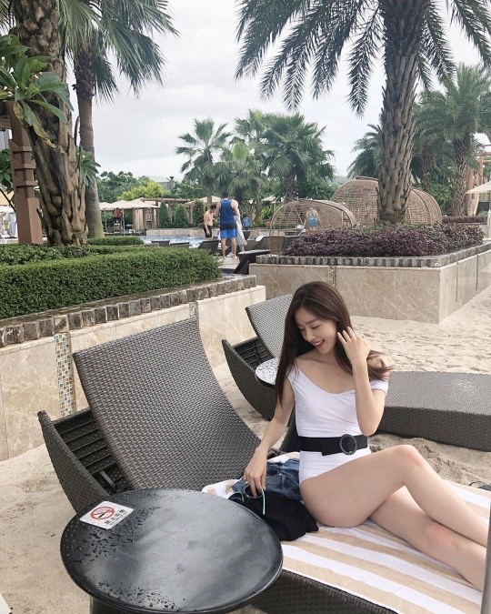 maekyung.com news teamActor Han Sun-hwa from Secret announced his current status through photographs.On the 14th, Han Seonhwa posted a picture on his instagram account with an article entitled In the rain.In the open photo, Han Sun-hwa is sitting on a sunbed wearing a swimsuit.On the other hand, Han Seon Hwa is working as an actor after the breakup of the girl group secret.He recently appeared in Save Me 2 and performed hotly.