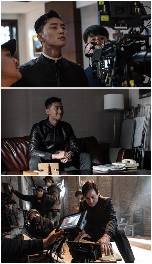 The anticipated movie Lion, which will capture audiences with its breathtaking development and intense action with added fantasy, unveiled the scene behind-the-scenes SteelSeries, which offers a glimpse of the shooting scene full of passion and laughter.Lion is a film about the story of martial arts champion Yonghu (Park Seo-joon) meeting the Kuma priest Anshinbu (Ahn Sung-ki) and confronting the powerful evil (), which has put the world in turmoil.Park Seo-joon, Ahn Sung-ki, Woo Do-hwan, and the Korean national actor and young blood combination add to the expectation of the movie Lion, which is a lively shooting scene, is open to the public.The on-site behind-the-scenes SteelSeries focuses attention on the passionate actors and the warm-hearted scene atmosphere.SteelSeries, seriously monitored by Park Seo-joon, the martial arts champion who faces evil, raises expectations for an intense character transformation that will be shown through the Lion in a different look in a priests uniform.Park Seo-joon, who does not lose his smile even after shooting, captures his attention with a bright look different from the character in the movie.The Steel Series of Ahn Sung-ki, a Kuma priest who chases evil, predicts a heavy presence in the movie with a perfect synchro rate with the Safety, from the charismatic figure who is seriously immersed in acting to the soft charm of smiling brightly with the child actor.Woo Do-hwans SteelSeries, a black bishop who spreads evil to the world, gathers anticipation for a new evil character that has never been seen with a mysterious charm that overwhelms the viewer.The Lion, which raises expectations for movies by releasing the scene behind SteelSeries, which crosses seriousness and warmth, will heat up the theater this summer.The 2019 best-anticipated movie Lion, which adds fresh stories and new materials surrounding powerful evil, differentiated action and attractive actors to attractions, is scheduled to open on July 31.