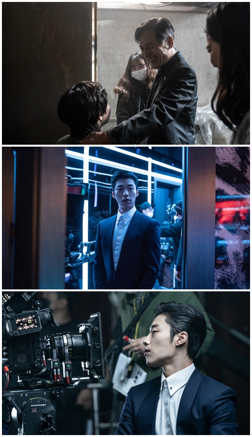 The anticipated movie Lion, which will capture audiences with its breathtaking development and intense action with added fantasy, unveiled the scene behind-the-scenes SteelSeries, which offers a glimpse of the shooting scene full of passion and laughter.Lion is a film about the story of martial arts champion Yonghu (Park Seo-joon) meeting the Kuma priest Anshinbu (Ahn Sung-ki) and confronting the powerful evil (), which has put the world in turmoil.Park Seo-joon, Ahn Sung-ki, Woo Do-hwan, and the Korean national actor and young blood combination add to the expectation of the movie Lion, which is a lively shooting scene, is open to the public.The on-site behind-the-scenes SteelSeries focuses attention on the passionate actors and the warm-hearted scene atmosphere.SteelSeries, seriously monitored by Park Seo-joon, the martial arts champion who faces evil, raises expectations for an intense character transformation that will be shown through the Lion in a different look in a priests uniform.Park Seo-joon, who does not lose his smile even after shooting, captures his attention with a bright look different from the character in the movie.The Steel Series of Ahn Sung-ki, a Kuma priest who chases evil, predicts a heavy presence in the movie with a perfect synchro rate with the Safety, from the charismatic figure who is seriously immersed in acting to the soft charm of smiling brightly with the child actor.Woo Do-hwans SteelSeries, a black bishop who spreads evil to the world, gathers anticipation for a new evil character that has never been seen with a mysterious charm that overwhelms the viewer.The Lion, which raises expectations for movies by releasing the scene behind SteelSeries, which crosses seriousness and warmth, will heat up the theater this summer.The 2019 best-anticipated movie Lion, which adds fresh stories and new materials surrounding powerful evil, differentiated action and attractive actors to attractions, is scheduled to open on July 31.