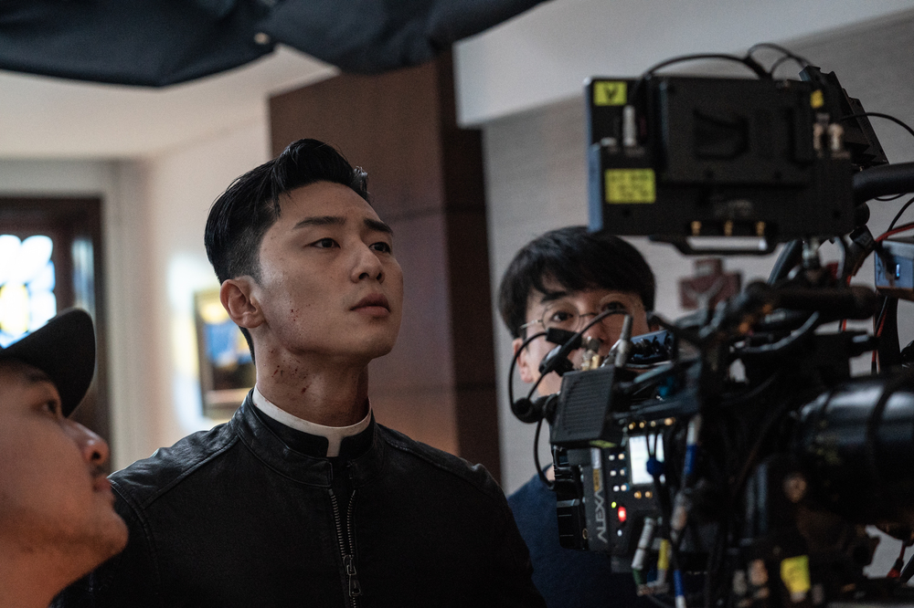 What was Park Seo-joon like behind the lion camera?The movie The Lion (director Kim Joo-hwan) is a film about the story of martial arts champion Park Seo-joon meeting the Kuma priest Ahn Sung-ki and confronting the powerful evil () that has confused the world.The on-site behind-the-scenes SteelSeries focuses attention on the passionate actors and the warm-hearted scene atmosphere.SteelSeries, seriously monitored by Park Seo-joon, the martial arts champion who faces evil, raises expectations for an intense character transformation that will be shown through lion in a different look in a priests uniform.Park Seo-joon, who does not lose his smile even after shooting, captures his attention with a bright look different from the character in the movie.The SteelSeries of Ahn Sung-ki, the priest of the evil-seeking Kuma priest, predicts a heavy presence in the movie with the perfect synchro rate with the Safety, from the charismatic figure who is seriously immersed in the act to the soft charm of smiling brightly with the child actor.Woo Do-hwans SteelSeries, the black bishop who spreads evil to the world, gathers anticipation for a new evil character that has never been seen with a mysterious charm that overwhelms the viewer.pear hyo-ju