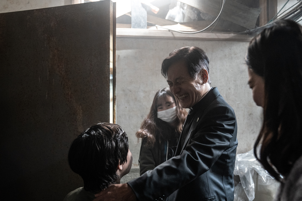 Lion Camera Rear Park Seo-joon, that was wearing a serious expression <p>Lion Camera Rear Park Seo-joon is What.</p><p>The movie Lion(Director Kim Joo Hwan)is a fighting champion ‘for later’(Park Seo-joon)is the priests ‘inner you’(organizing)to meet the world into a chaos strong evil(惡)to fit in, its time.</p><p>This time, the public scene and the stills of passionate actors and a heart-warming scene the mood to put this item to the focus.</p><p>First Evil and fighting champion ‘for your’ Station Park Seo-joon this seriously, monitoring the steel is to wear a different look with Lionto show through intense Character transformation in the expectations increases. Also taken at the end of a smile without losing that Park Seo-joon is a movie Character and another bright look out for.</p><p>Evil chasing the priests ‘inner you’ inside the station of the steel is seriously in the acting immersive and charismatic appearances from child actor and a bright smile gentle charm until the ‘inner you’and the perfect sink rate as in the movie show a heavy presence portends.</p><p>The world evil in the spread of the black Bishop ‘you’ of the station, we are also of Steel is an overwhelming mystery for as attractive as this never was a new evil Character in the expectations model.</p><p>7 31, the opening is expected</p>