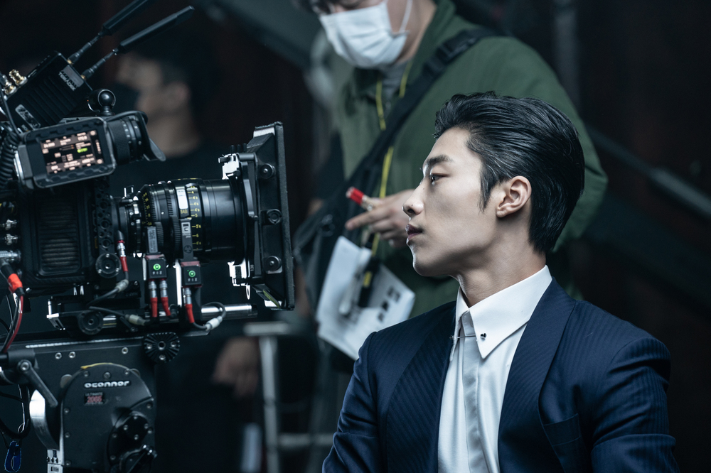 What was Park Seo-joon like behind the lion camera?The movie The Lion (director Kim Joo-hwan) is a film about the story of martial arts champion Park Seo-joon meeting the Kuma priest Ahn Sung-ki and confronting the powerful evil () that has confused the world.The on-site behind-the-scenes SteelSeries focuses attention on the passionate actors and the warm-hearted scene atmosphere.SteelSeries, seriously monitored by Park Seo-joon, the martial arts champion who faces evil, raises expectations for an intense character transformation that will be shown through lion in a different look in a priests uniform.Park Seo-joon, who does not lose his smile even after shooting, captures his attention with a bright look different from the character in the movie.The SteelSeries of Ahn Sung-ki, the priest of the evil-seeking Kuma priest, predicts a heavy presence in the movie with the perfect synchro rate with the Safety, from the charismatic figure who is seriously immersed in the act to the soft charm of smiling brightly with the child actor.Woo Do-hwans SteelSeries, the black bishop who spreads evil to the world, gathers anticipation for a new evil character that has never been seen with a mysterious charm that overwhelms the viewer.pear hyo-ju