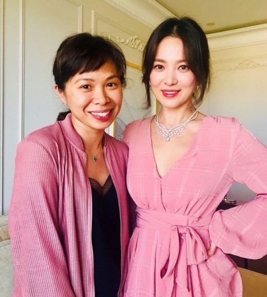 Song Hye-kyo has oozed a luscious charm in MonacoAn official of Hong Kong Magazine Tatler posted a picture of Song Hye-kyo on his SNS Instagram on the 14th, and focused on the fans attention.The editor said, I interviewed a modern princess in Korea, a beautiful and charming female actor Song Hye-kyo. He released a photo taken with Song Hye-kyo.In the photo, Song Hye-kyo posed with an official in a pink dress.Song Hye-kyo, who made a lovely charm with pink-toned bright makeup, beamed at the camera.Meanwhile, Song Hye-kyo attended the opening event of the France Jewelry brand showme exhibition in France Monaco, cosmetics brand event in Sanya, China after announcing his divorce with Song Jung-ki at the end of June.