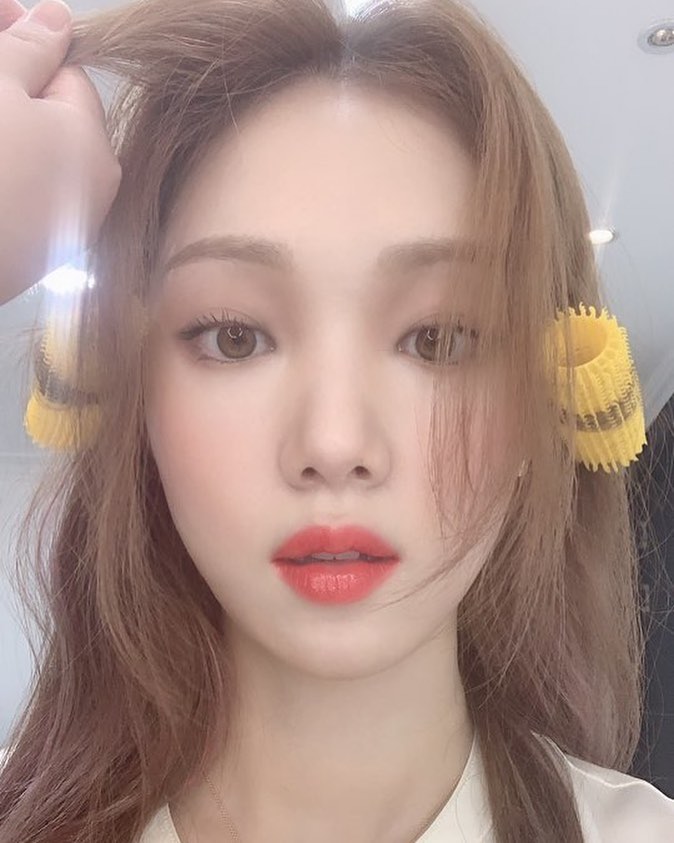 Actor Lee Sung-kyung reveals his daily routineLee Sung-kyung posted a picture on his Instagram account on the 15th with an article entitled Volume Spraying.Lee Sung-kyung in the public photo is being hairstyled at the shop. Lee Sung-kyungs big eyes and white-green skin catch the eye.The netizens who watched this responded such as Goddess, It is so beautiful and It looks like a doll.Meanwhile, Lee Sung-kyung appeared in the movie Girl Cops released in May.Photo: Lee Sung-kyung Instagram