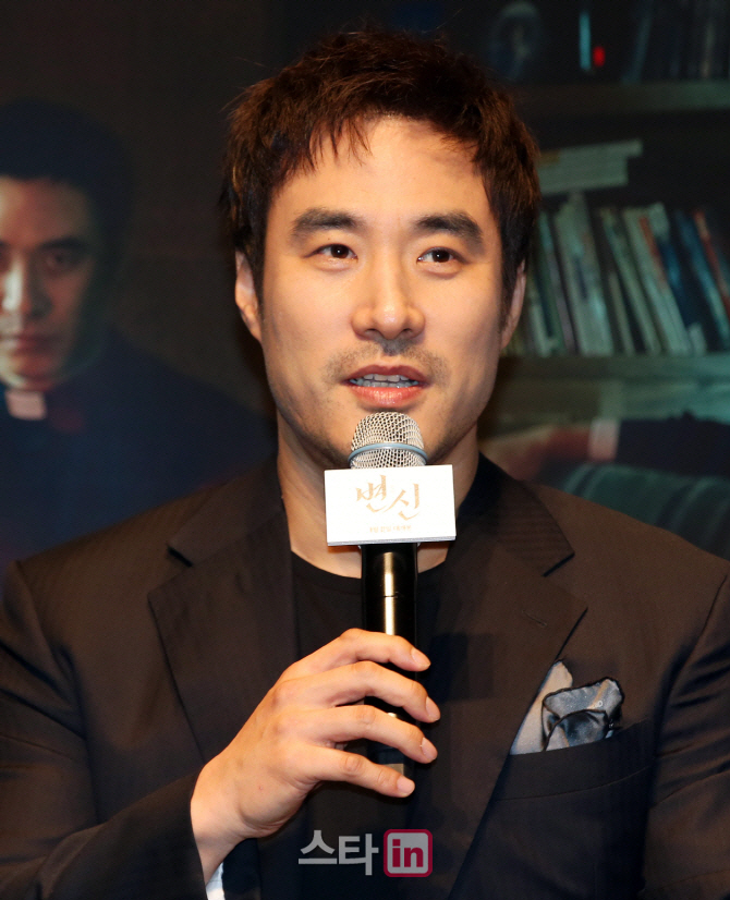 Bae Seong-woo laughed shamefully, saying, Do not say that, in the story of host Park Kyung-rim, who said, Gang Dong-Won and Park Seo-joon also wore priests clothes at the production report of Transformation (director Kim Hong-sun) held at CGV Apgujeong in Gangnam-gu, Seoul on the morning of the 15th.Gang Dong-Won and Park Seo-joon were divided into priests in the Black Priests (2015) and the Lion (2019.07), respectively.But Im not the most real, Bae said. Even when I was doing The King (2016), three prosecutors came out, and the director laughed at the venue, saying, I know that one person was cast because I wanted to be the first person like the prosecutor.Bae Seong-woo appeared as Jung Woo-sung, Jo In-sung and prosecutor in Ducking.Bae Seong-woos middle-aged man is a man who chases evil spirits who hide from his brother Kang-soos family. He made his first appearance in the movie for the first time.Bae Seong-woo said, The scenario was fresh, and expected it to be a horror movie of an unthinkable material.Transformation is a story about a demon who turns into a human figure hiding in a family, and will appear in Bae Seong-woo, Seongdong-il, Jang Young-nam, Kim Hye-joon, Joy Hyun and Kim Kang-hoon.