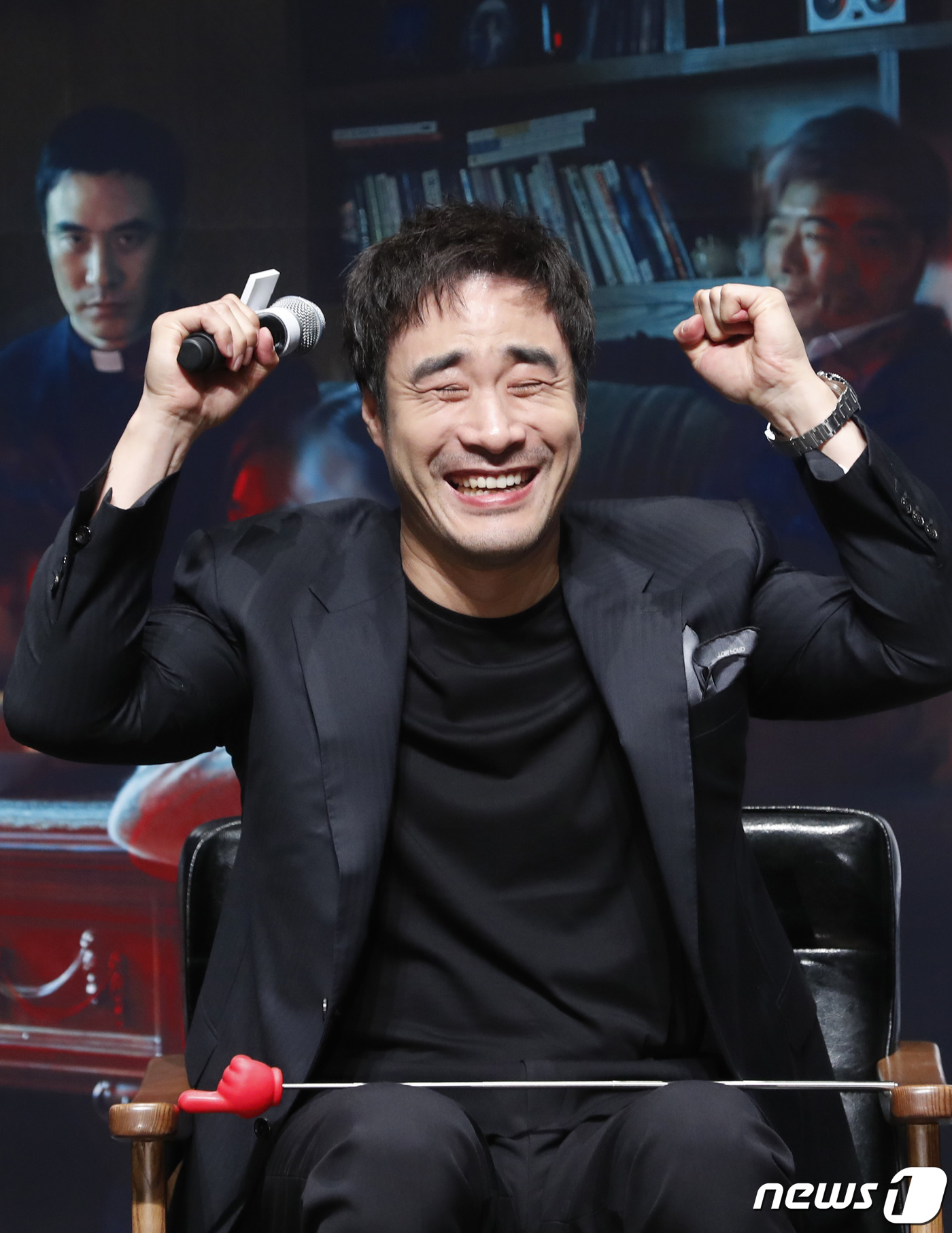 Seoul=) = Asked to reveal his distinction with Gang Dong-Won, who played the role of Kuma priest, Actor Bae Seong-woo replied, Its the most real.Bae Seong-woo said, I challenged the abstinence role and it was the hardest thing to do, he said of playing the role of Kumasase at the production report of the movie Transformation (director Kim Hong-sun) at CGV in Apgujeong, Gangnam-gu, Seoul on the morning of the 16th.There are many actors who have played such a role, but I thought that I could do well without being cursed. He then asked, What is my speciality compared to Gang Dong-Won and Park Seo-joon? He said, I think it is closest to reality.When I take Ducking, there are three prosecutors, and I want the bishop to be like the first prosecutor (about me), but this time it is the same, he added.Transformation depicts what happens when the demon transforms into a persons shape hides in the family, strange events happen, and the master of the old master, The Uncle, comes without warning while suspicious and hateful of each other.Actor Bae Seong-woo played the role of the Uncle Jungsu of the Kumasase and Seongdong Il played the role of the ordinary public servant father Kanggu.In addition, Jang Young-nam has raised three children and has built a family, Kim Hye-joon is the first adult Sunwoo, Jo Hyun is cynical, but the second Hyunju and Kim Kang-hoon, who care for their family, played the role of the youngest son.Meanwhile, Transformation will be released on August 21st.