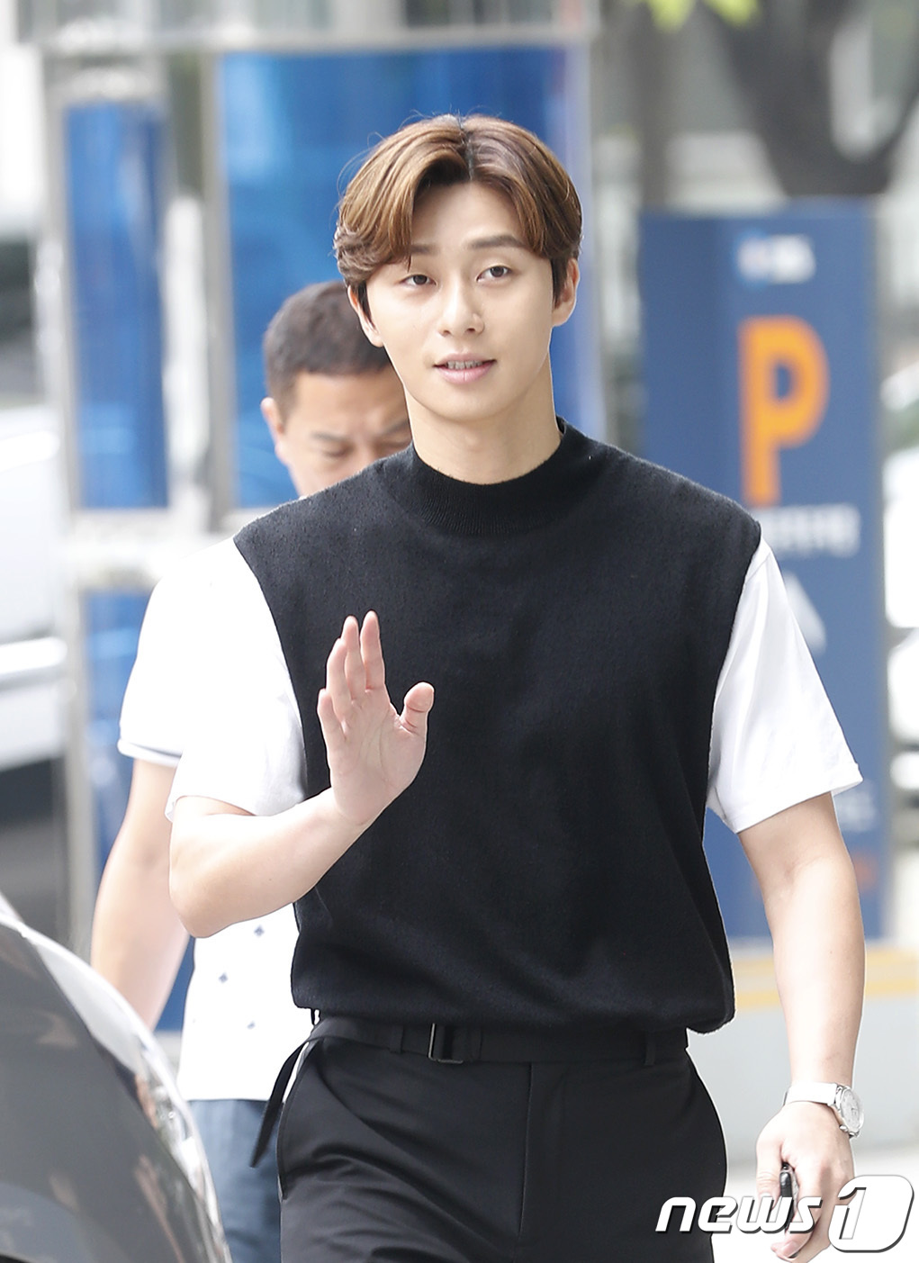 Seoul:) = Actor Park Seo-joon is entering the broadcasting station for the radio broadcast of Dooshi Escape Cult show at the SBS Mok-dong building in Yangcheon-gu, Seoul on the afternoon of the 16th. 2019.7.16