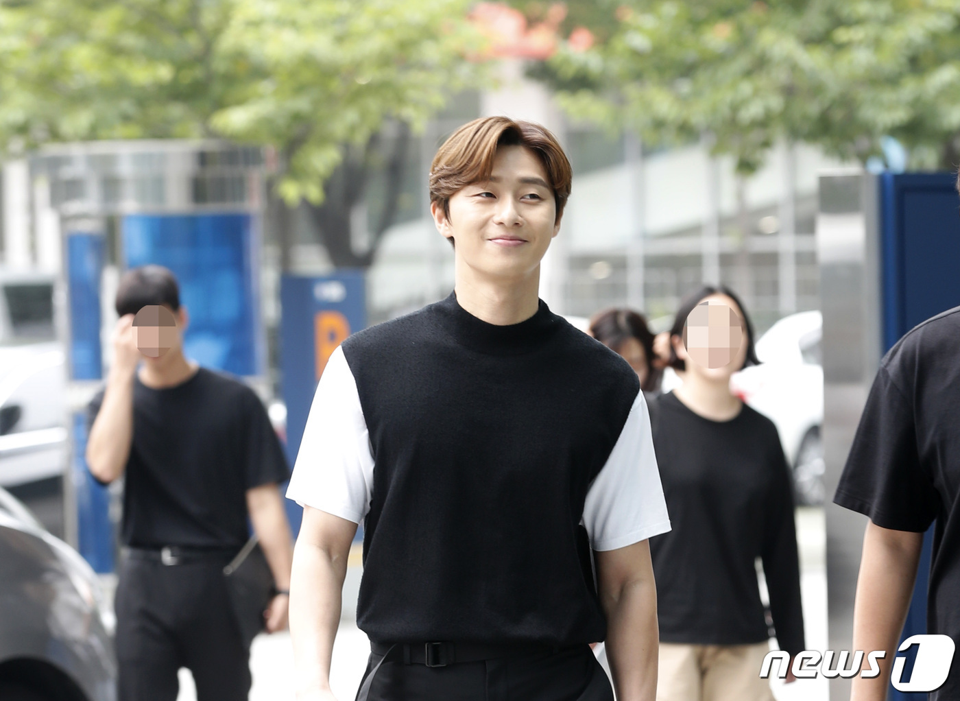 Seoul:) = Actor Park Seo-joon is entering the broadcasting station for the radio broadcast of Dooshi Escape Cult show at the SBS Mok-dong building in Yangcheon-gu, Seoul on the afternoon of the 16th. 2019.7.16